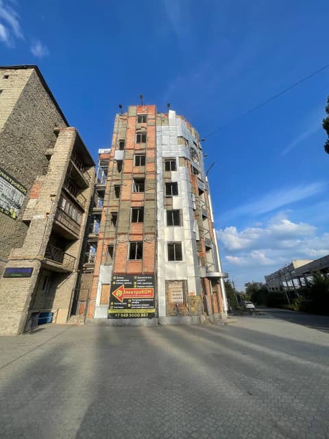 Здание в центре Мариуполя