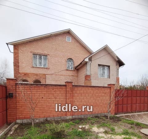 Продается большой, добротный трёхуровневый дом.